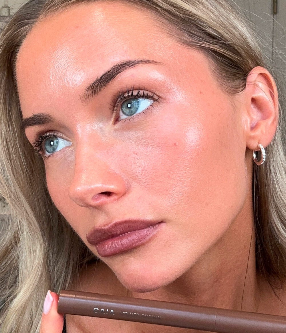 VELVET BROWN LIP CRAYON